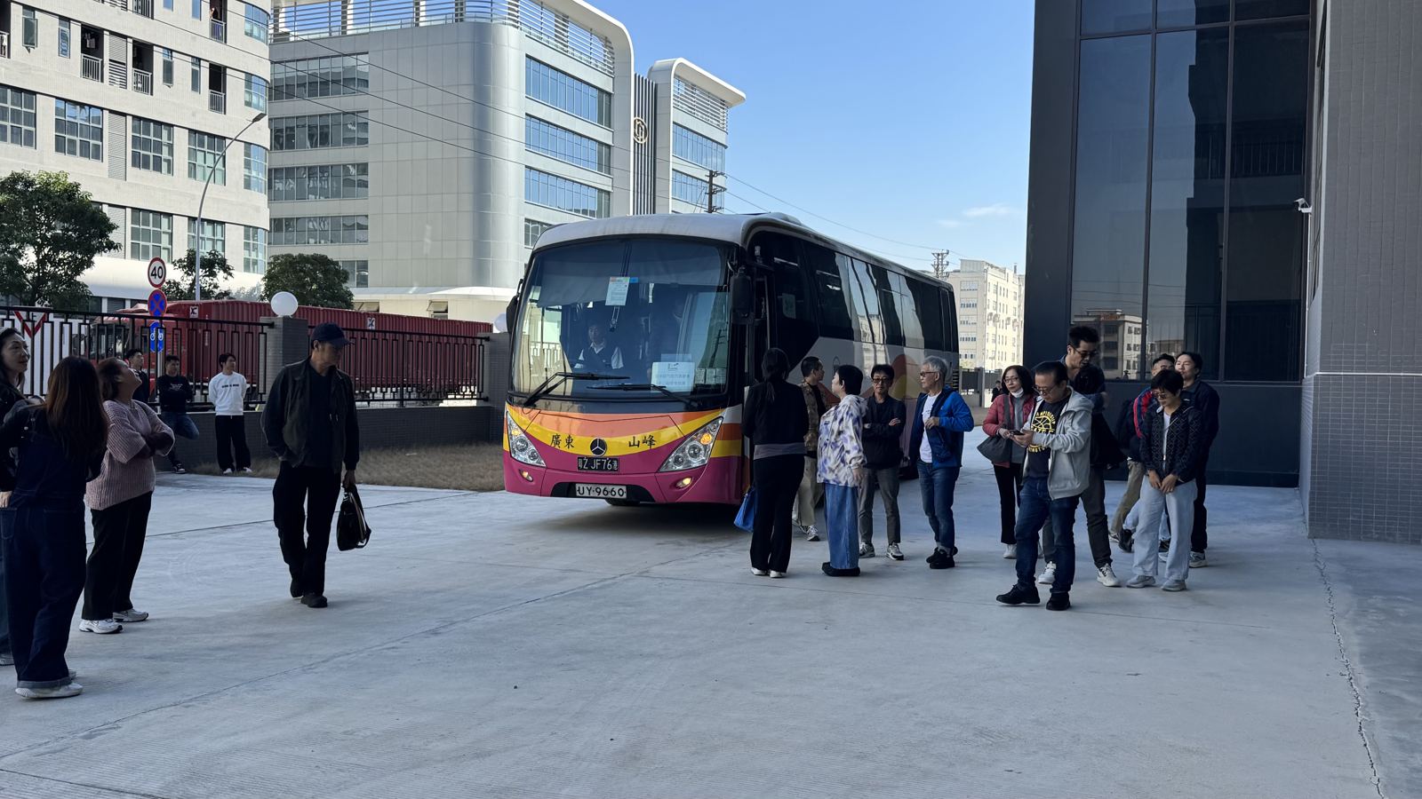 考察團旅遊巴抵達中山